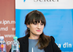 Андронаке: число женщин в политике резко возросло, но общество порицает их нахождение на руководящих должностях