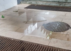 Лужи в кишиневских подземках - результат отвратительного ремонта