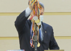 Цыку заявился на брифинг с ворохом книг и грудой медалей