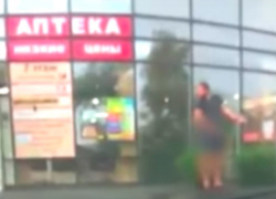 Справлявшего нужду с крыльца магазина в Тирасполе молодого человека высмеяли и сняли на видео