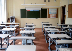 Сотням учителей по всей стране задерживают зарплату