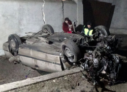 Пьяный водитель протаранил каменный забор в Приднестровье: он и пассажирка чудом остались живы