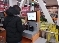 Зона самообслуживания для держателей банковских карт появилась в столичном гипермаркете