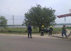Шумахер №2 - в Тараклийском районе мужчина устроил пожар, врезавшись и повалив столб электропередачи на опасном участке трассы