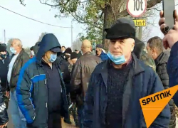 Депутаты-сандисты и братоубийцы в Варнице разворачивают чужие машины и записывают их номера