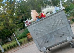 Учителя из Комрата выбросили цветы на помойку