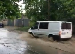 Разбушевавшаяся стихия превратила дороги пригородов Кишинева в реки