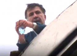 Кричавшего Саакашвили сняли с крыши: бойню с выстрелами у дома скандального политика сняли на видео