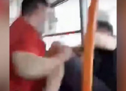 В Кишиневе в троллейбусе пассажиру набили лицо из-за медицинской маски