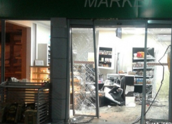 Автомобиль разрушил стену и въехал в павильон автозаправочной станции в Сорокском районе 