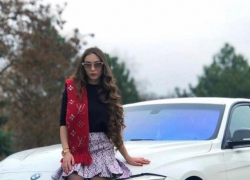 Молдавская «гонщица» продолжает развлекаться: теперь за рулем автомобиля своего парня