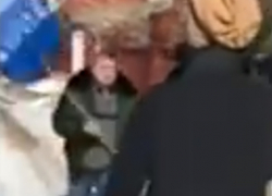 Избиение лопатой оператора у дома бизнесмена Юрие Лункашу в Кишиневе сняли на видео 