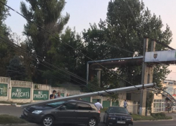 Столб упал на припаркованную машину в Кишиневе
