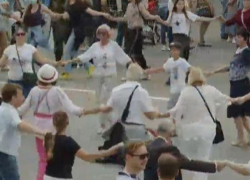 На ПВНС пляшут и веселятся без масок и полностью игнорируя социальную дистанцию