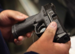 Пустил себе пулю в голову: опасную игру в русскую рулетку устроил житель Кишинева на глазах детей 