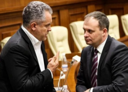 Денег нет, недвижимости нет - и чего у нас только нет. Канду пожаловался на долги за квартиру