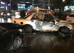 Два автомобиля вдребезги разбились на перекрестке в Кишиневе