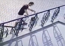 Серийный похититель велосипедов в столице попал на видео 