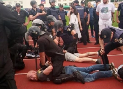 Месть Порошенко обернулась задержанием и избиением "азовца", отказавшегося подать ему руку