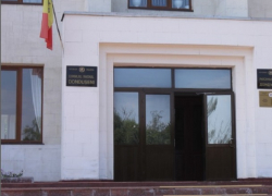 В Дондюшанах мужчина похитил госфлаг ради наказания охранника