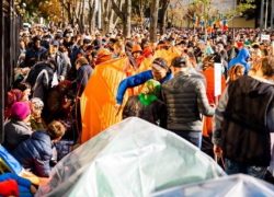 Полиция через суд требует остановить протесты у парламента