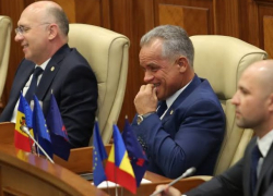 Гросу намекнул, что за публикацией данных о многотысячных зарплатах в MoldATSA стоит Плахотнюк
