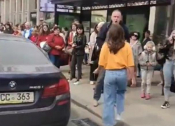 Драка между девушкой-журналистом и мужчиной попала на камеру