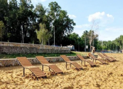 На пляже в парке «Ла Извор» появились лежаки для желающих позагорать
