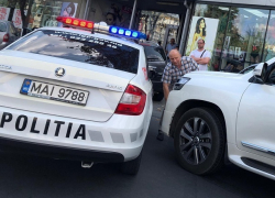 Полицейская машина с включенными мигалками столкнулась с джипом в центре Кишинева