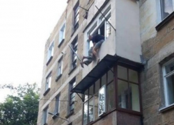 В Кишиневе пенсионер хотел выброситься с балкона