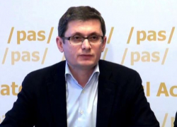 Гросу, кричавший про «сепаратистов», требует блокировать закон о русском языке