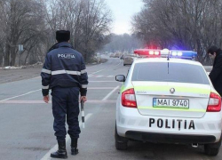 В Кишинёве удиравший от погони мотоциклист врезался в полицейскую машину