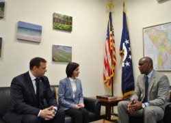 Обвинив социалистов в поездке в Москву, Нэстасе на следующий день отправился вместе с Санду к послам США и ЕС