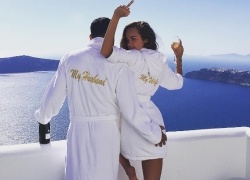 Ксения Дели ответила злопыхателям неприличным жестом  