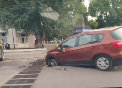 Шок локального масштаба: в Кишиневе под машиной провалился асфальт