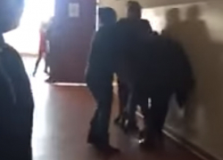 Матери устроили самосуд над классным хулиганом, зверски избив его на глазах всей школы