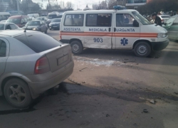 В центре Кишинева перевернулась машина скорой помощи, есть пострадавшие 
