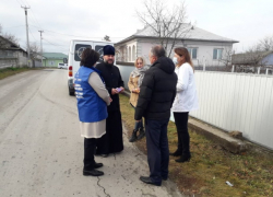 Священников привлекают, чтобы уговорить сельчан привиться от ковида