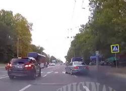 Водитель BMW спровоцировал опасную ситуацию, едва не раздавив на пешеходном переходе мать с ребенком