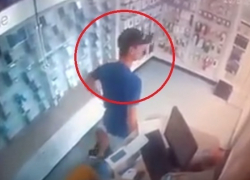 В столице ищут мужчину, ограбившего магазин мобильного оператора