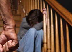 Жертвы домашнего насилия в Молдове ищут спасения: Статистика растет, стереотипы держатся