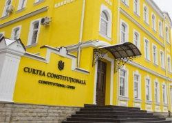 Конституционный суд должен иметь возможность пересмотреть свои решения, - бывшие судьи КС