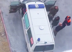 Избиение охранниками пациента во дворе больницы в Кишиневе попало на видео