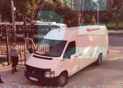 В столице водитель микроавтобуса от отчаяния заехал на ступеньки президентуры