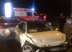 В Кишиневе BMW влетел в рекламное панно 