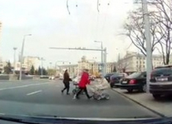 Молодые мамы с колясками, едва не спровоцировавшие ДТП в центре Кишинева, попали на видео 