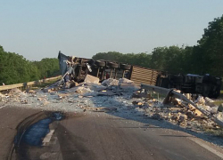 Стеклянный коллапс произошел на трассе Кишинев - Леушены из-за перевернувшегося грузовика с банками