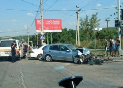Результатом ДТП на Чеканах стал искореженный автомобиль