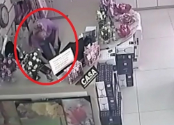 Юная блондинка совершила преступление в магазине в Бельцах и попала на видео