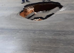 В Кишиневе на одной из улиц провалился асфальт и появилась большая яма